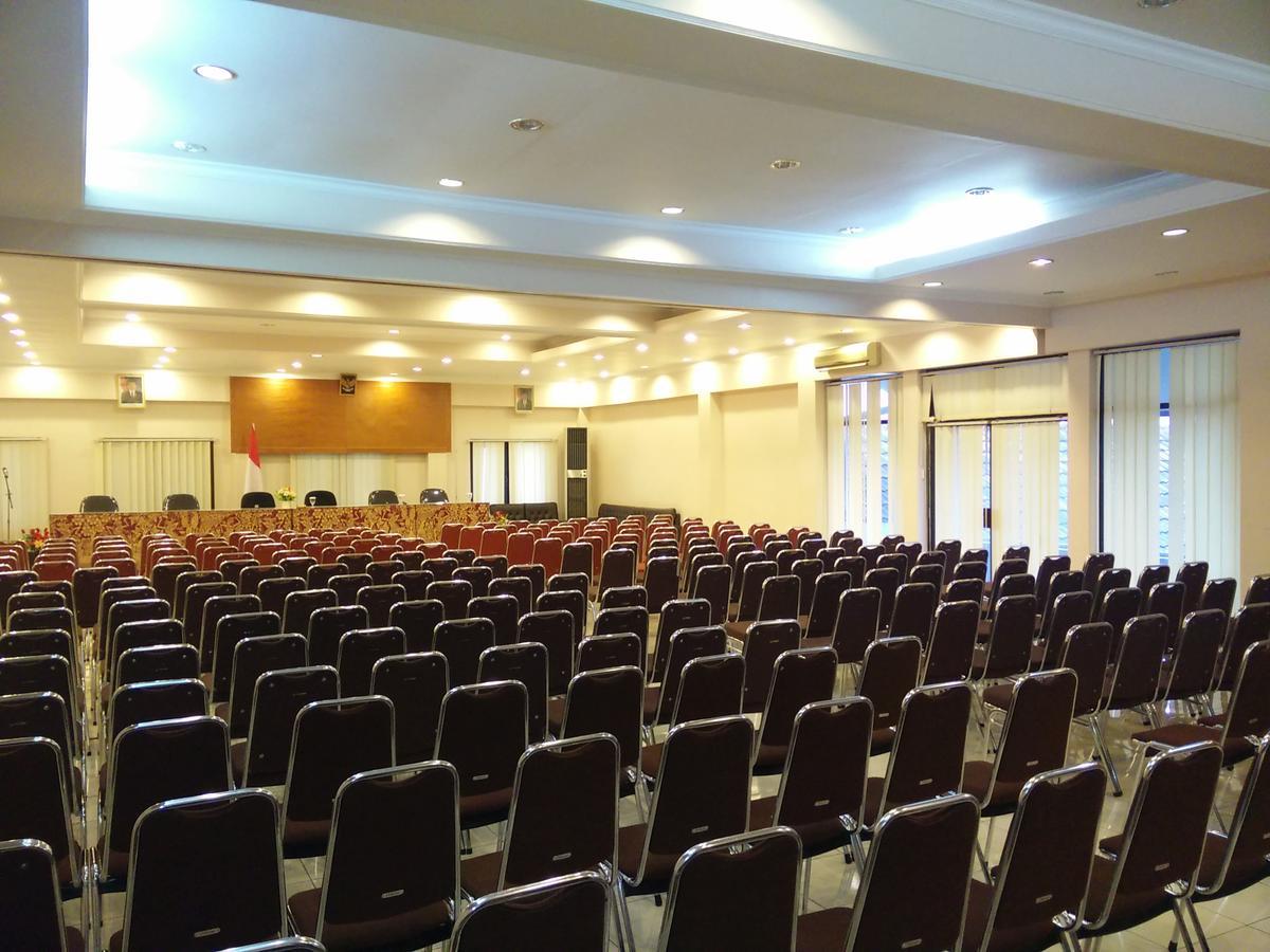 Grand Wisata 3*